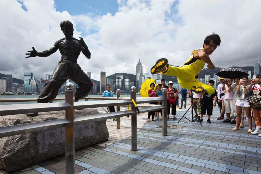 Statua di Bruce Lee Bruce Lee Metodo di Combattimento calcio Volante Attore di arti Marziali - Bruce Lee