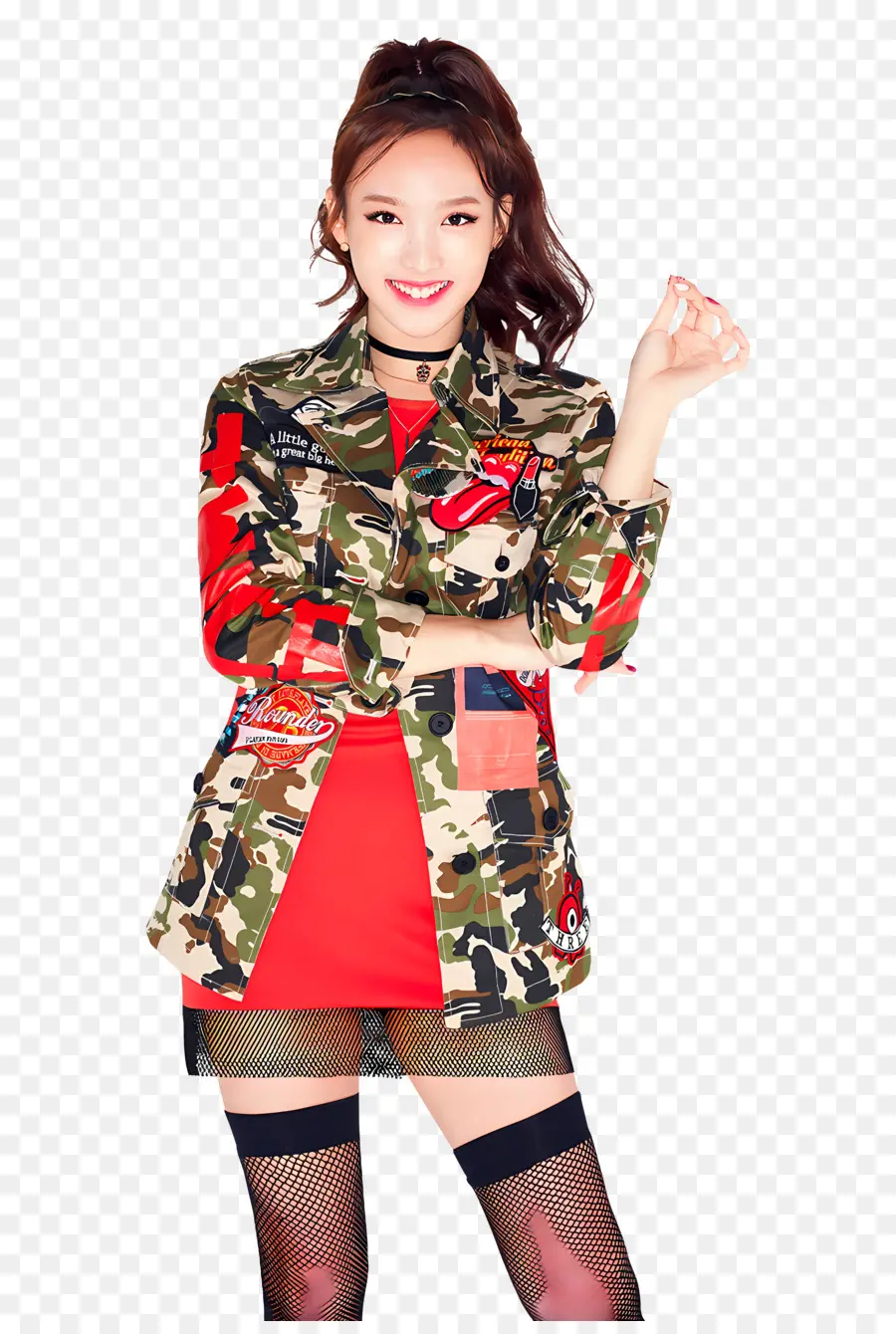 Due volte le ragazze sudcoreane abiti mimetici accenti rossi accenti neri - Donna seria in camuffamento con dettagli rossi